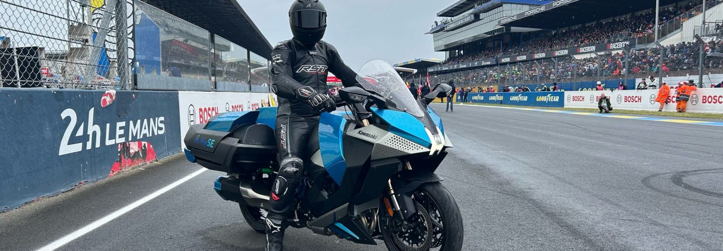 Le Mans demonstration of Kawasaki HySE hydrogen motorcycle